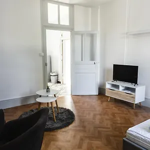 Superbe appartement avec parking fermé gratuit . Appartement